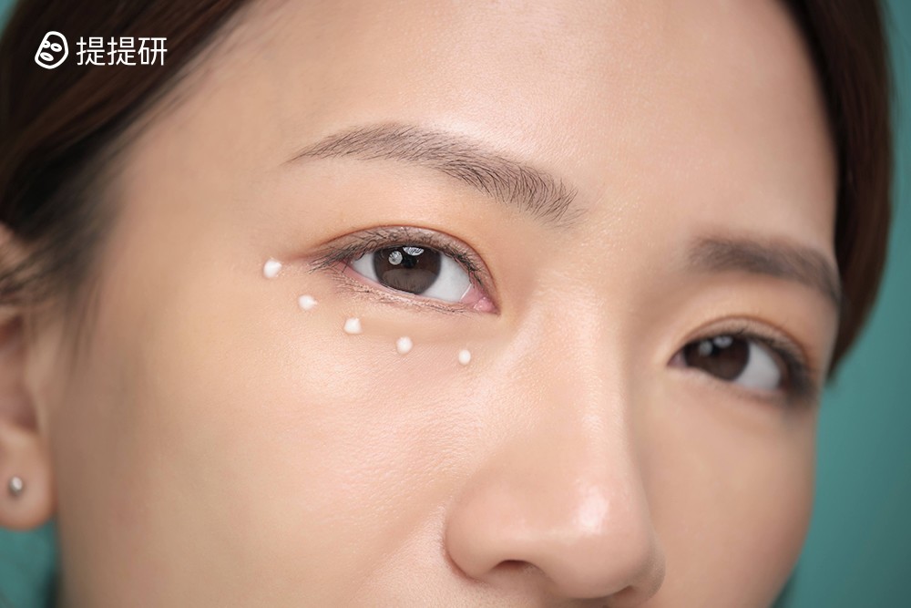 單擦眼霜還不夠，你的眼部保養差這一步，冰萃奇蹟耀眼膜/眼霜，有效撫平細紋改善暗沉。